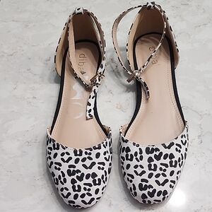 Size 7.5 Women's Ankle-Strap Leopard Print Flats - White/Black
